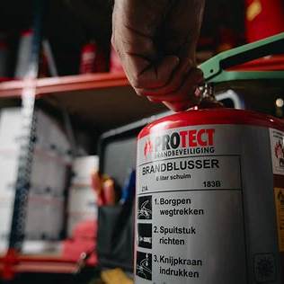 Brandblussers keuren bij Maritech Marine B.V.