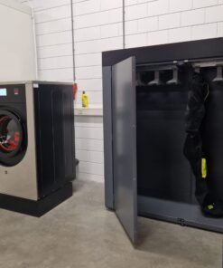 Droogpakken keuren en reinigen bij Maritech Marine B.V.