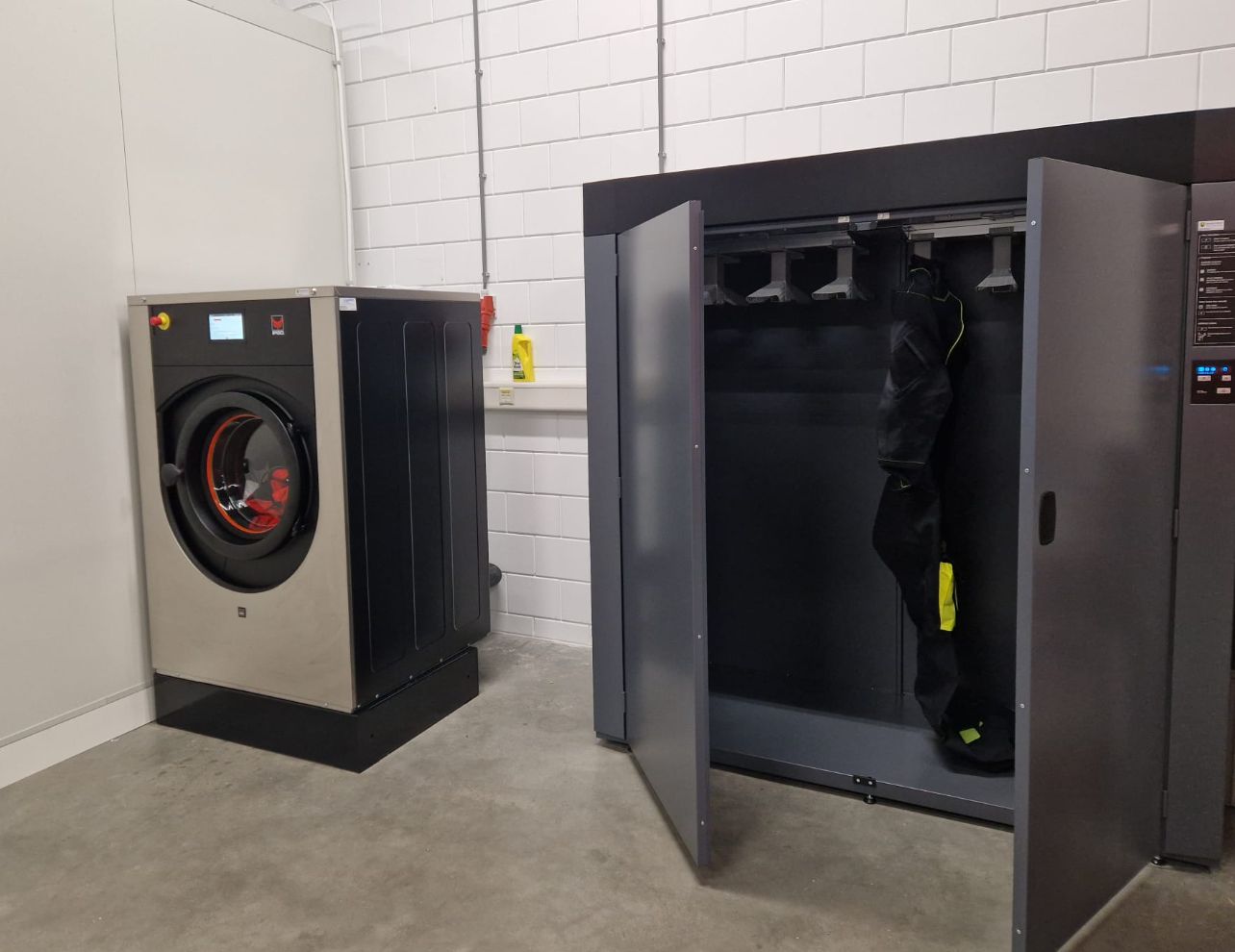 Droogpakken keuren en reinigen bij Maritech Marine B.V.